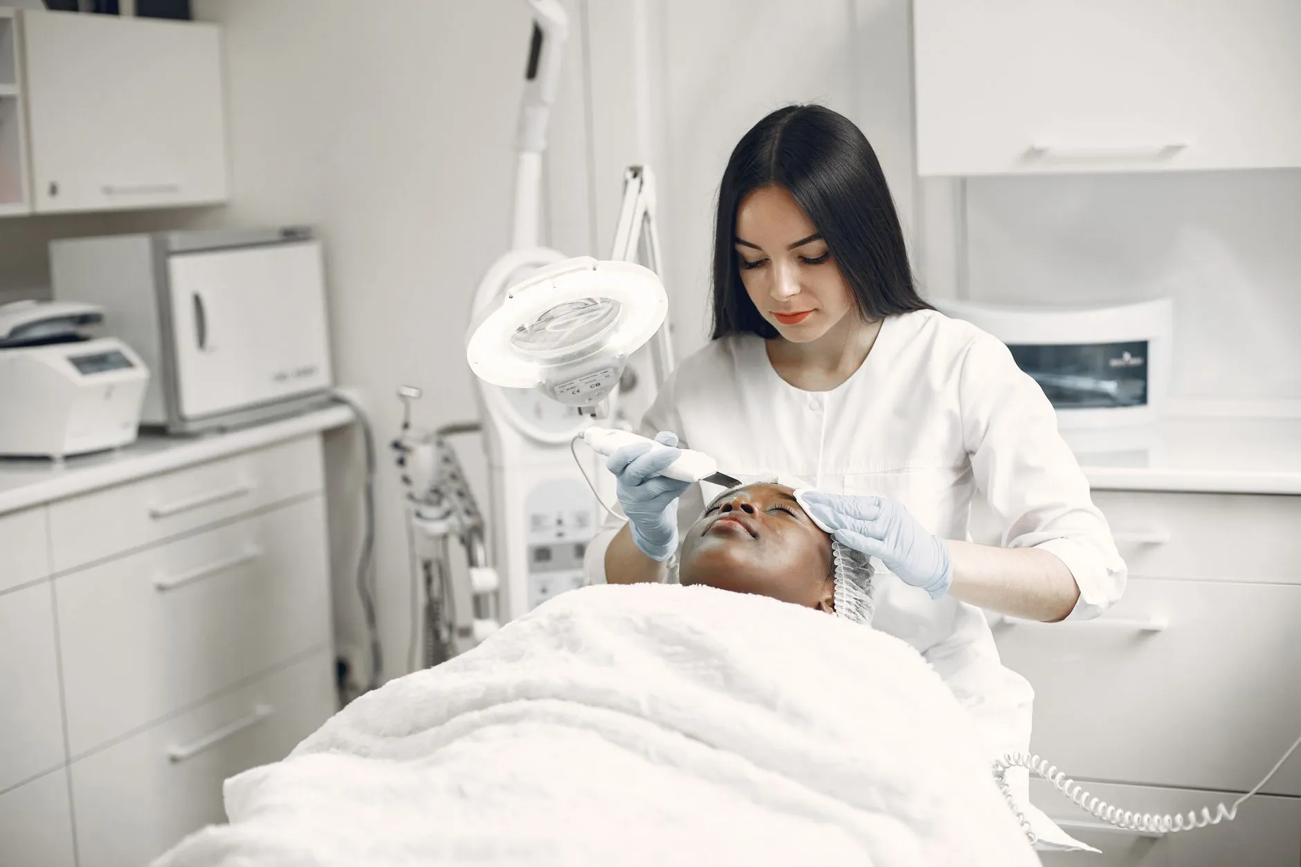 企业办公设备与网络设备采购指南：如何选择高性价比的电脑配件与通讯器材