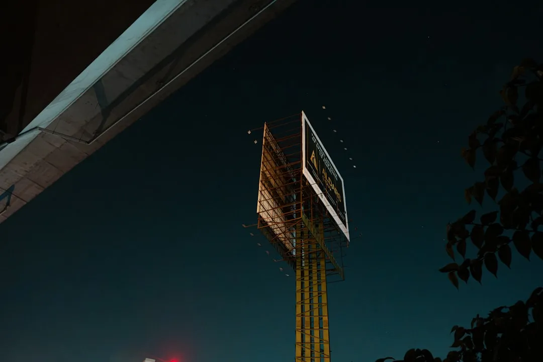 2024年网络设备技术对比:企业级交换机与路由器选型要点